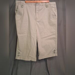 Capris Khaki Button-Hem